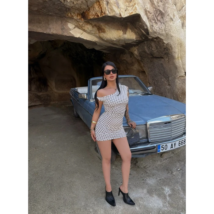 Beyaz Kayık Yaka Puantiyeli Elbise