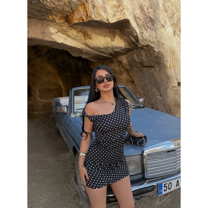 Siyah Kayık Yaka Puantiyeli Elbise