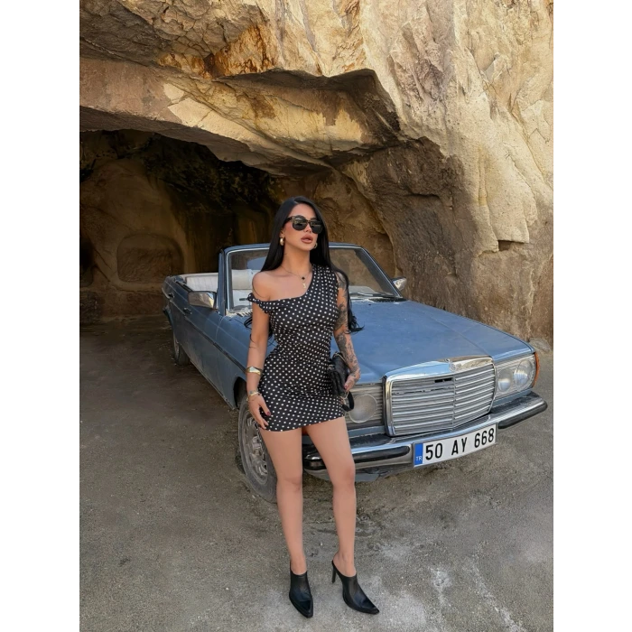 Siyah Kayık Yaka Puantiyeli Elbise