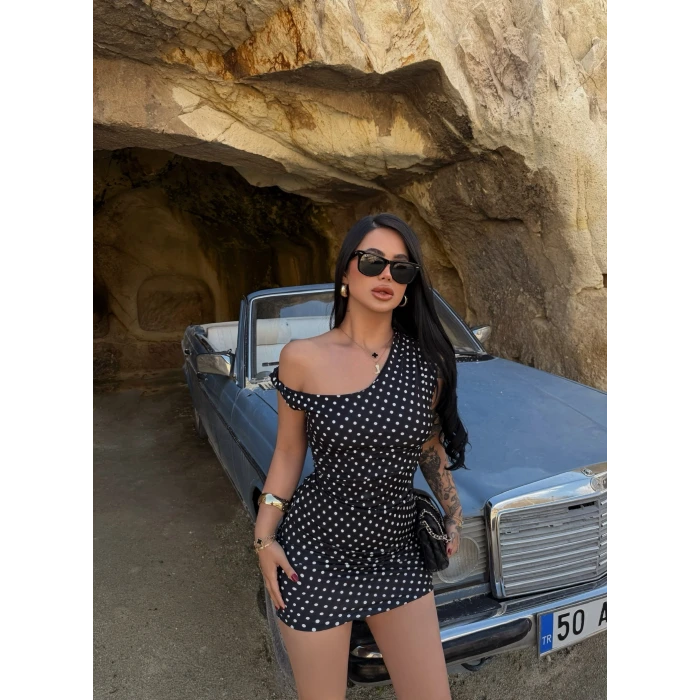 Siyah Kayık Yaka Puantiyeli Elbise