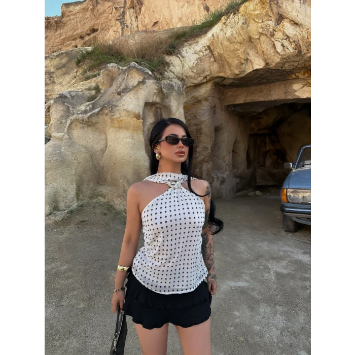 Beyaz Yaka Tokalı Puantiyeli Bluz