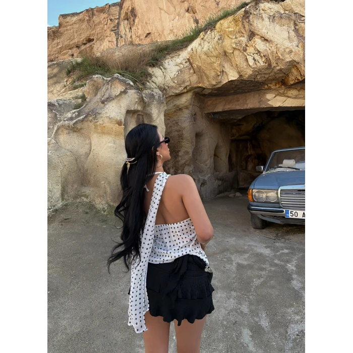 Beyaz Yaka Tokalı Puantiyeli Bluz