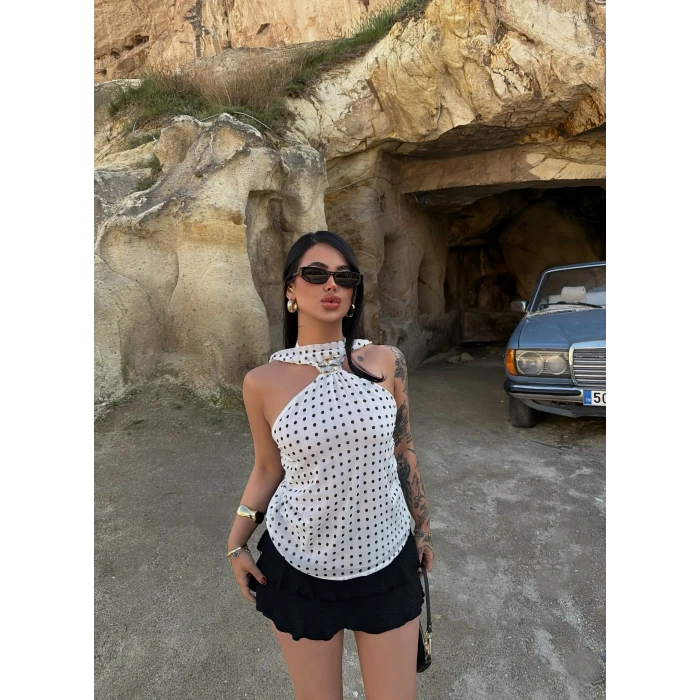 Beyaz Yaka Tokalı Puantiyeli Bluz