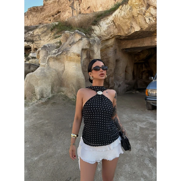 Siyah Yaka Tokalı Puantiyeli Bluz