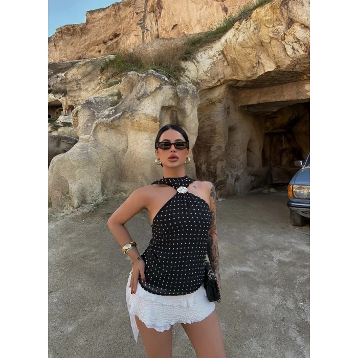 Siyah Yaka Tokalı Puantiyeli Bluz