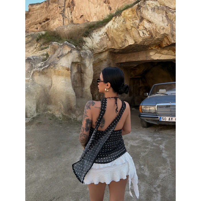 Siyah Yaka Tokalı Puantiyeli Bluz