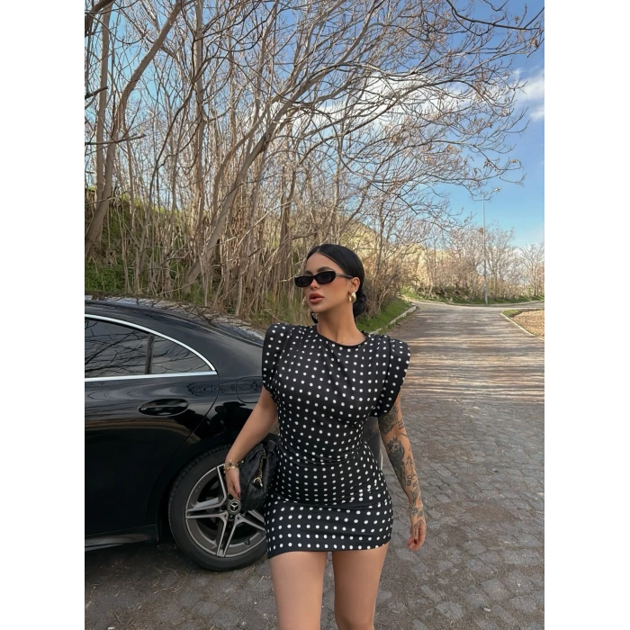 Siyah Omuz Vatkalı Puantiyeli Elbise