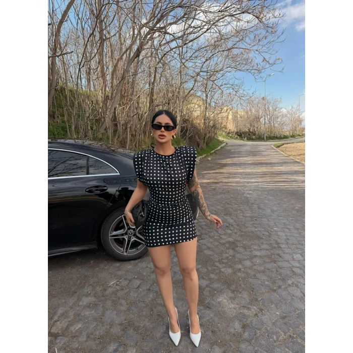 Siyah Omuz Vatkalı Puantiyeli Elbise