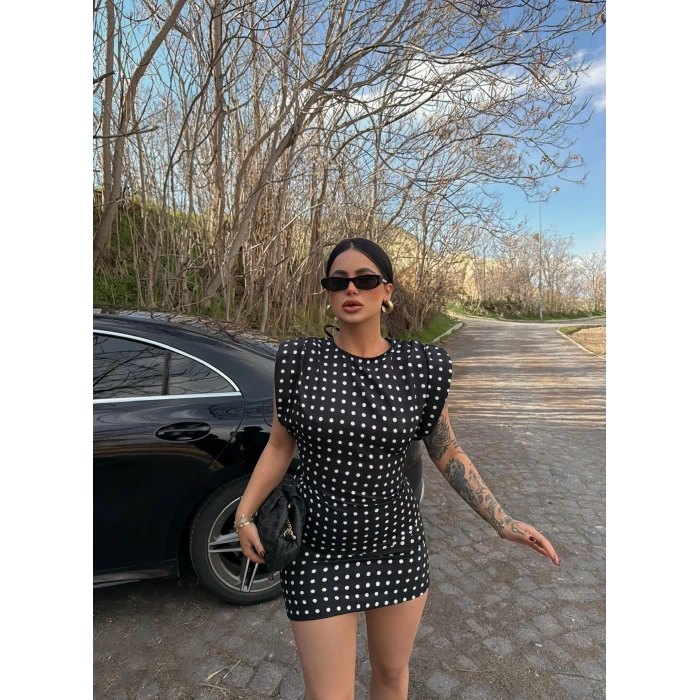 Siyah Omuz Vatkalı Puantiyeli Elbise