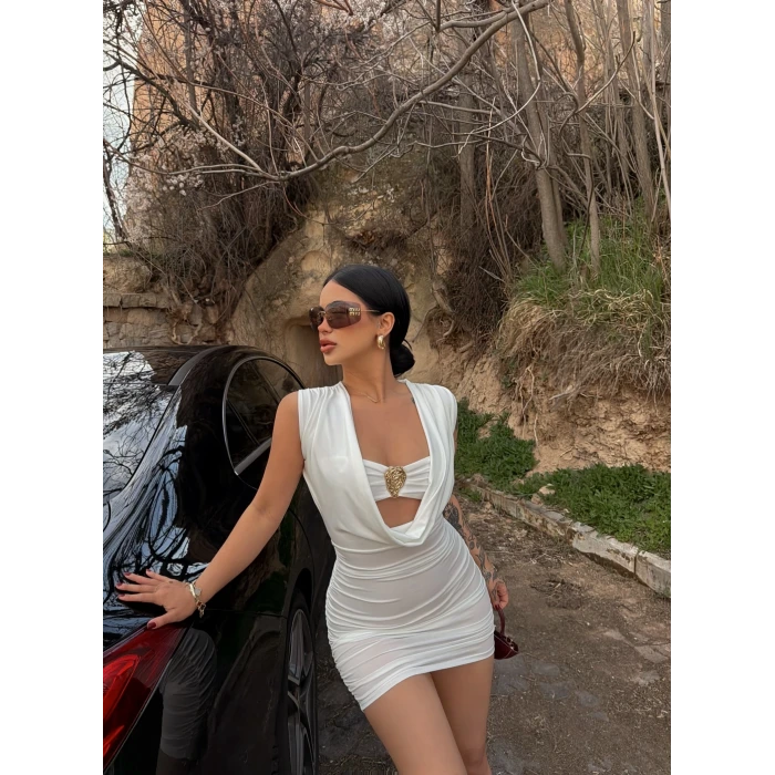 Beyaz Göğüs Aksesuarlı Degaje Elbise