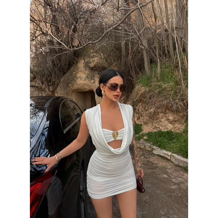 Beyaz Göğüs Aksesuarlı Degaje Elbise