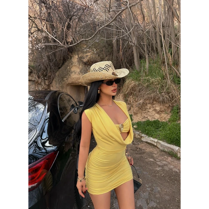 Sarı Göğüs Aksesuarlı Degaje Elbise