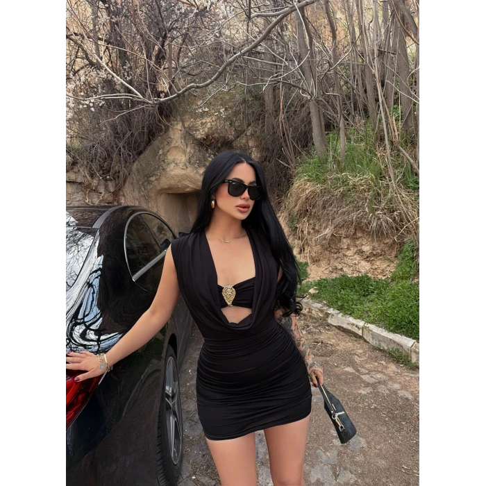 Siyah Göğüs Aksesuarlı Degaje Elbise