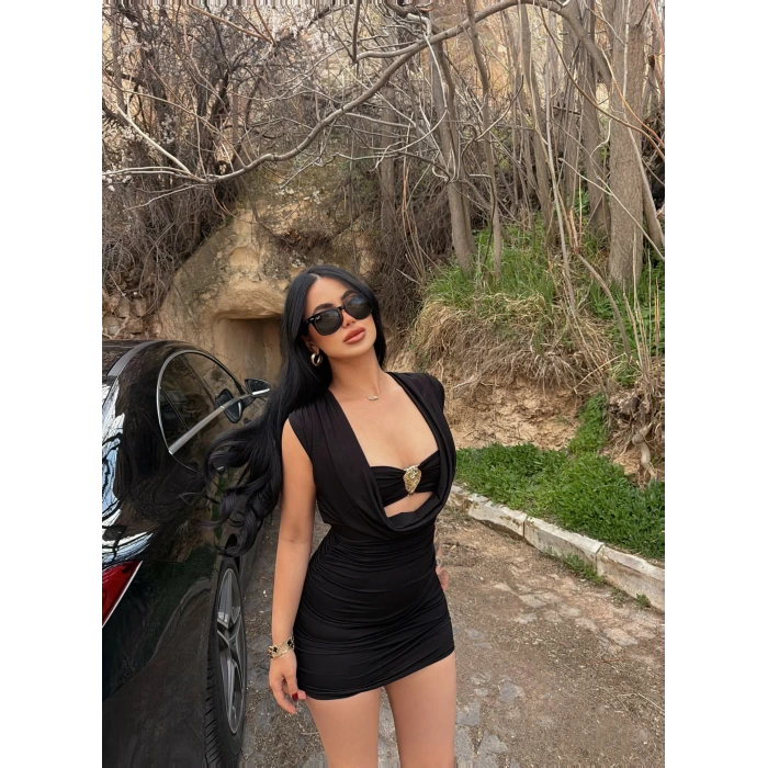 Siyah Göğüs Aksesuarlı Degaje Elbise