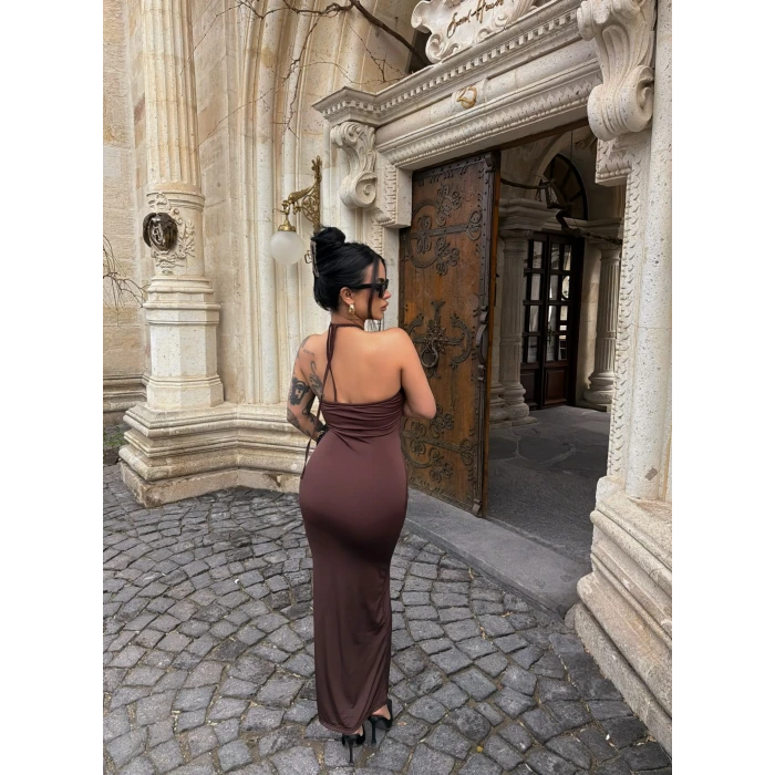 Kahve Göğüs Aksesuarlı Maxi Elbise