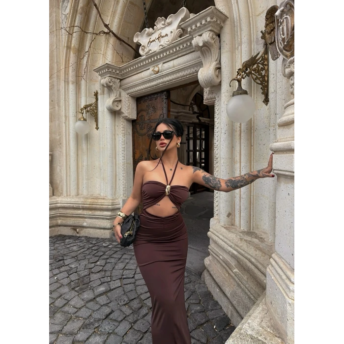 Kahve Göğüs Aksesuarlı Maxi Elbise