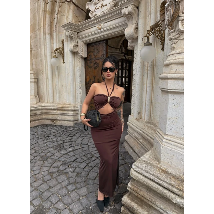 Kahve Göğüs Aksesuarlı Maxi Elbise