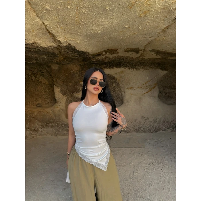 Beyaz Asimetrik Güpürlü Bluz