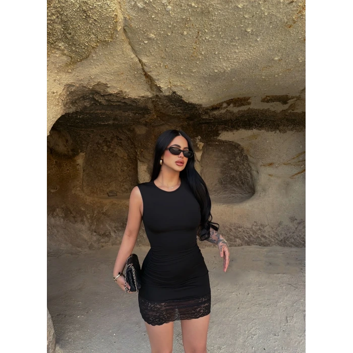 Siyah Eteği Dantelli Basic Elbise