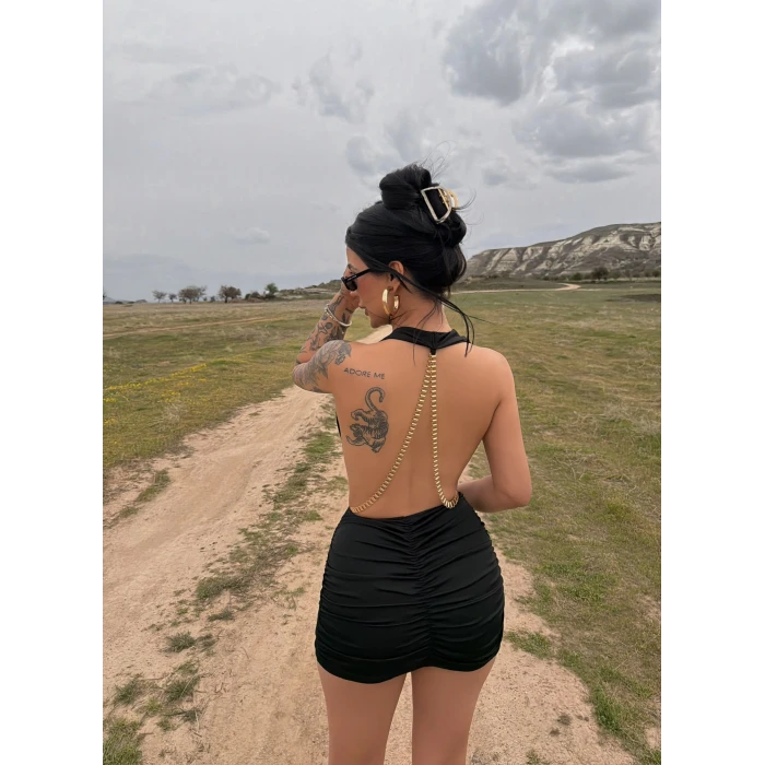 Siyah Sırt Zincirli Dekolte Elbise