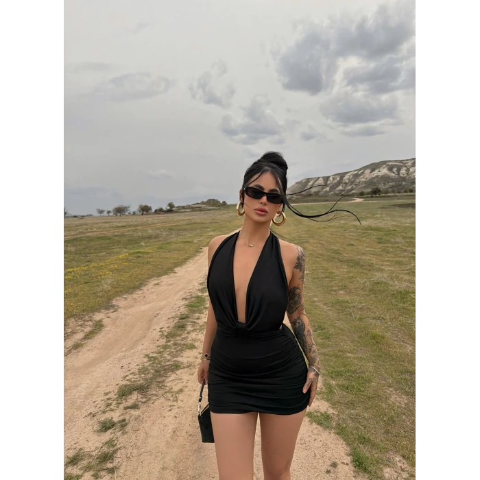 Siyah Sırt Zincirli Dekolte Elbise