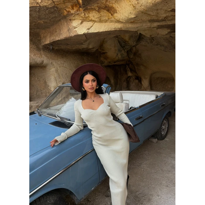 Bej Yaka Detaylı Triko Elbise