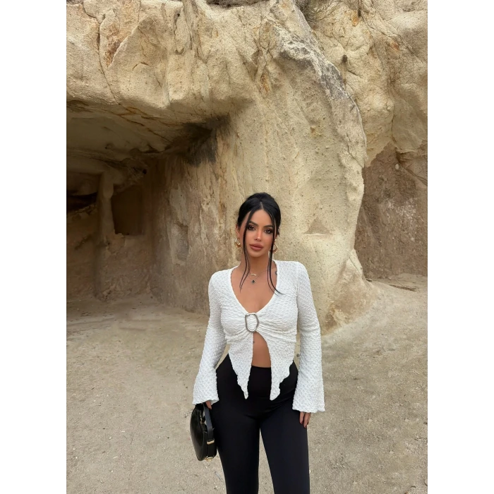 Beyaz Aksesuarlı Gofre Bluz