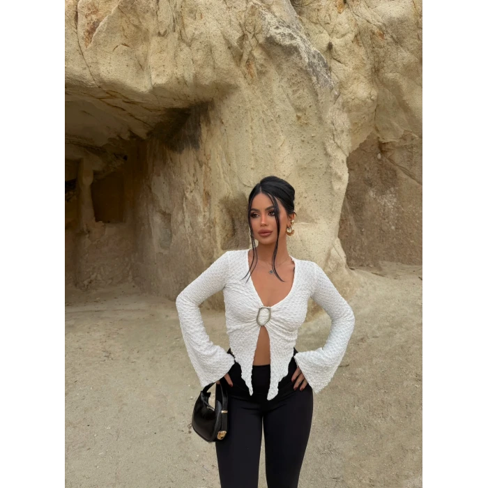 Beyaz Aksesuarlı Gofre Bluz