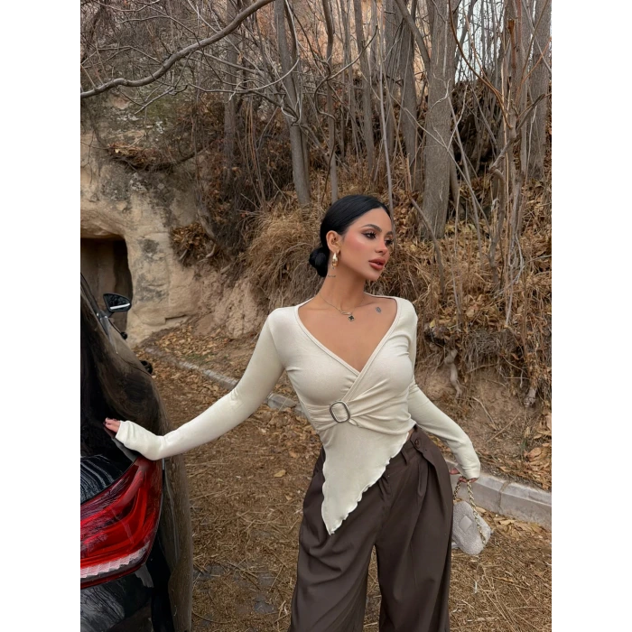 Beyaz Bel Tokalı Kruvaze Crop