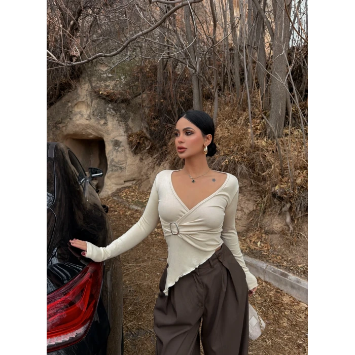 Beyaz Bel Tokalı Kruvaze Crop