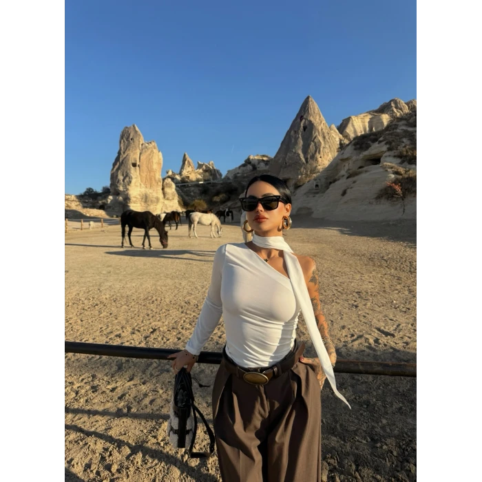 Beyaz Fularlı İki Parça Crop