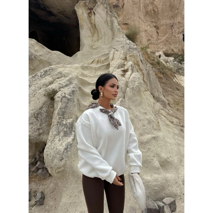 Beyaz Fularlı Logo Sweat