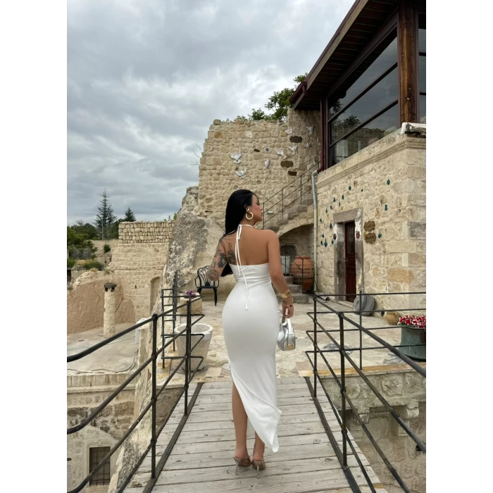 Beyaz Göğüs Aksesuarlı Maxi Elbise
