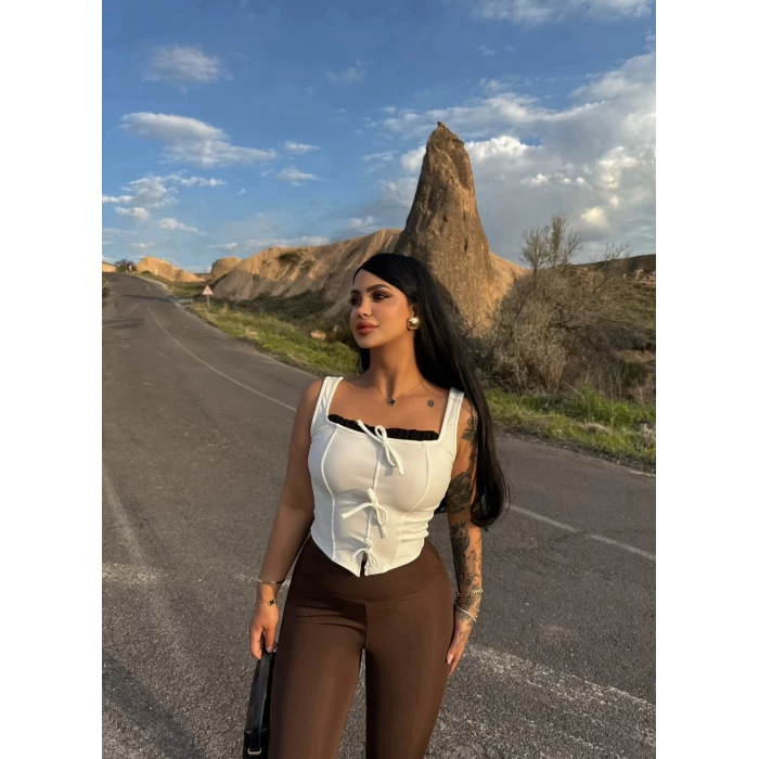 Beyaz Göğüs Bağcıklı Biyeli Crop