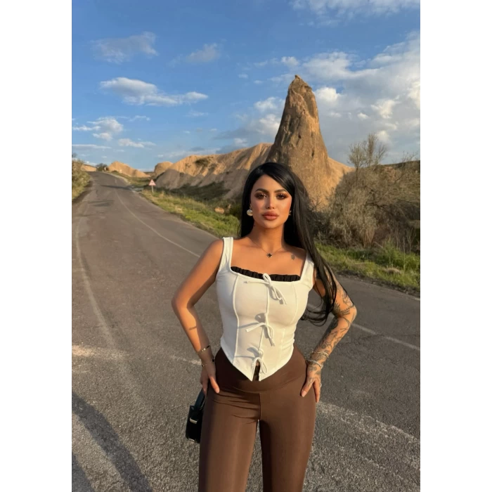Beyaz Göğüs Bağcıklı Biyeli Crop