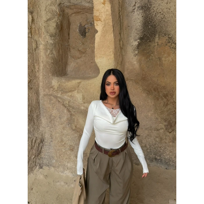 Beyaz Göğüs Güpürlü Bluz