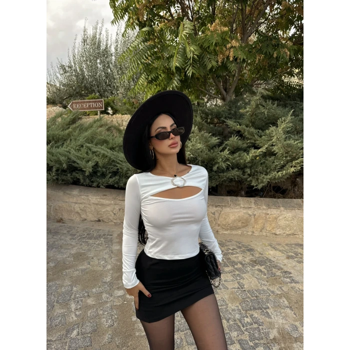 Beyaz Göğüs Pencereli Aksesuarlı Bluz