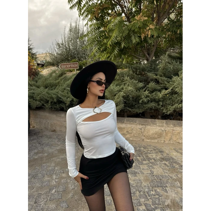 Beyaz Göğüs Pencereli Aksesuarlı Bluz