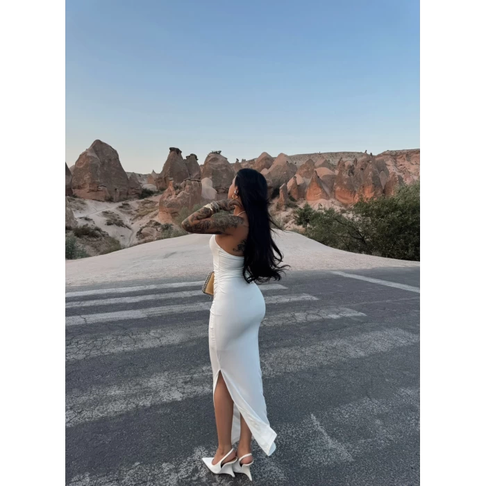 Beyaz Halter Yaka Aksesuarlı Elbise