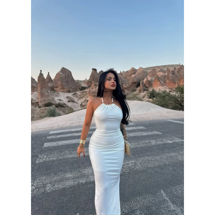 Beyaz Halter Yaka Aksesuarlı Elbise