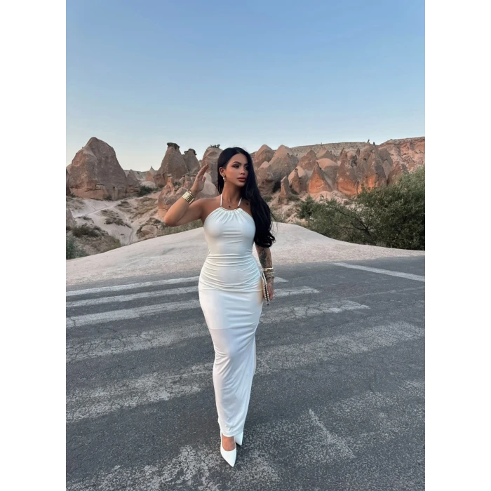 Beyaz Halter Yaka Aksesuarlı Elbise