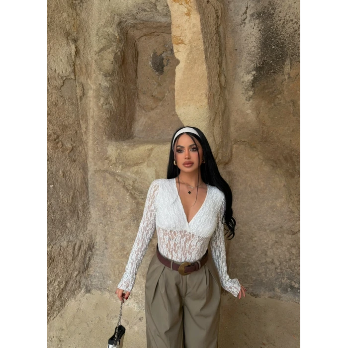 Beyaz İçi Astarlı Güpürlü Bodysuit