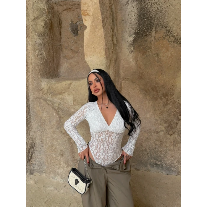 Beyaz İçi Astarlı Güpürlü Bodysuit