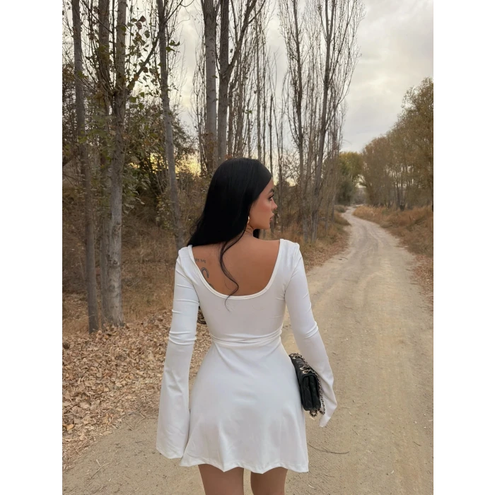 Beyaz Kare Yaka Volanlı Elbise