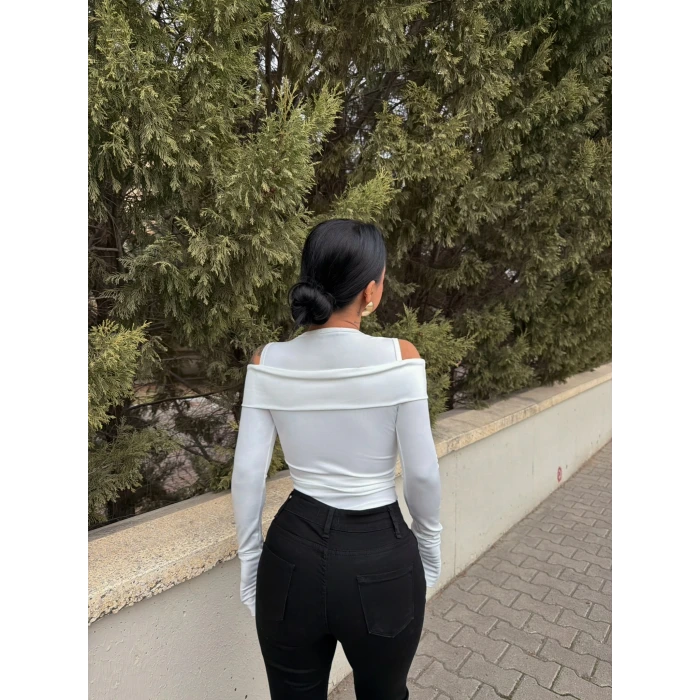 Beyaz Omuz Açık Katlamalı Crop