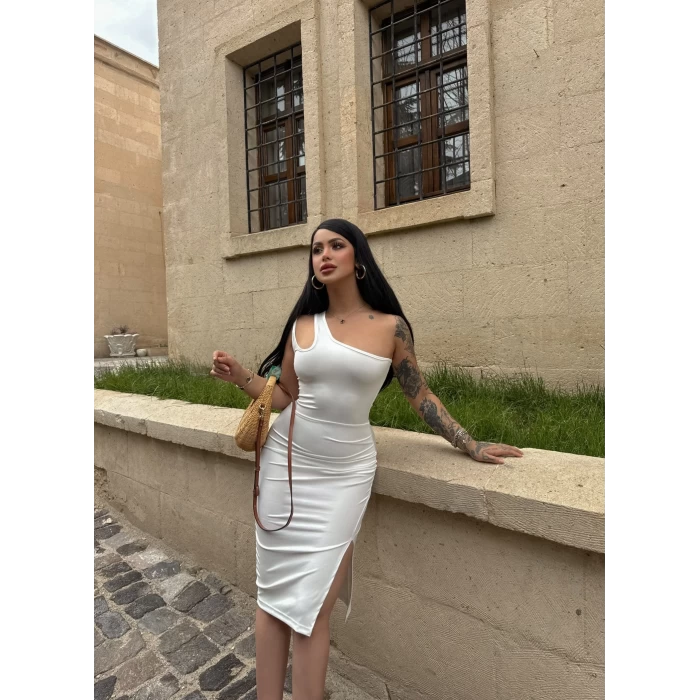 Beyaz Omuz Pencereli Yırtmaçlı Elbise
