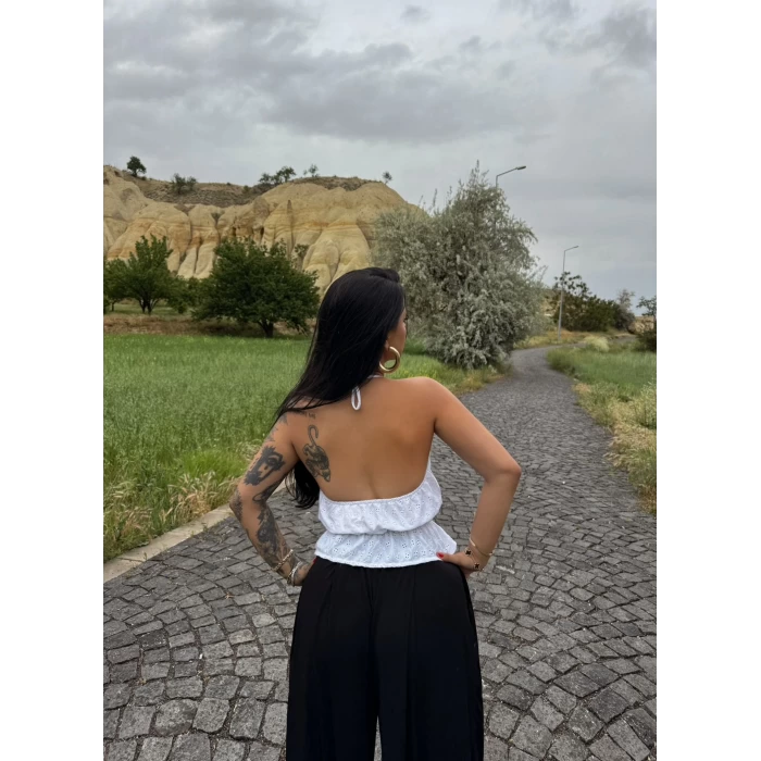 Beyaz Sırt Dekolte Fistolu Bluz
