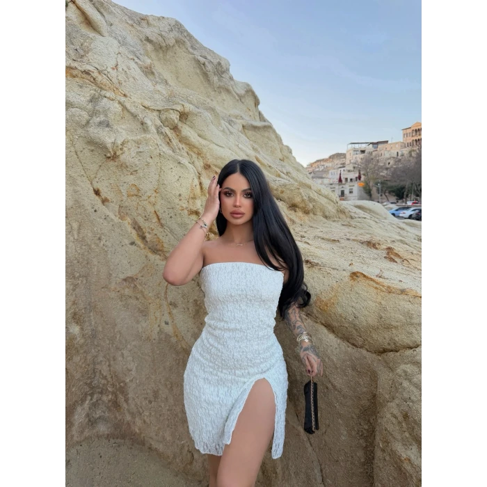 Beyaz Straplez Güpürlü Tek Yırtmaç Elbise