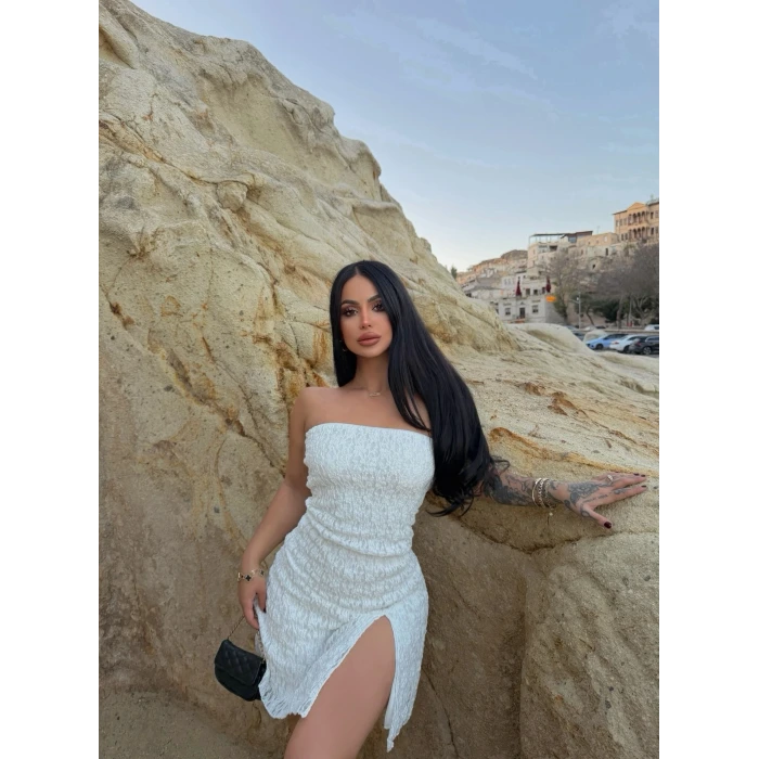 Beyaz Straplez Güpürlü Tek Yırtmaç Elbise