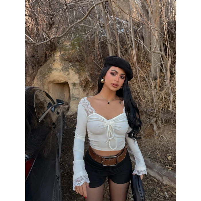 Beyaz Yaka Bağcıklı Dantel Detay Crop